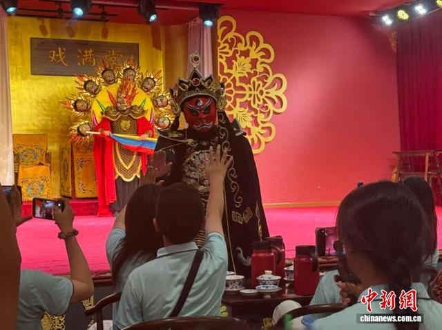 28日，“2026华星小记者四川集结营”走进成都。图为小记者观赏川剧表演。 轩瑾婉 摄